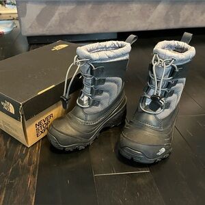 The North Face Kids' Black Alpenglow IV Snow Boots 12 (little boy)